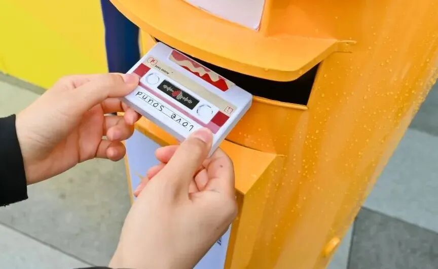 合肥街头出现黄色邮筒，里面装满了给骑手的“悄悄话”