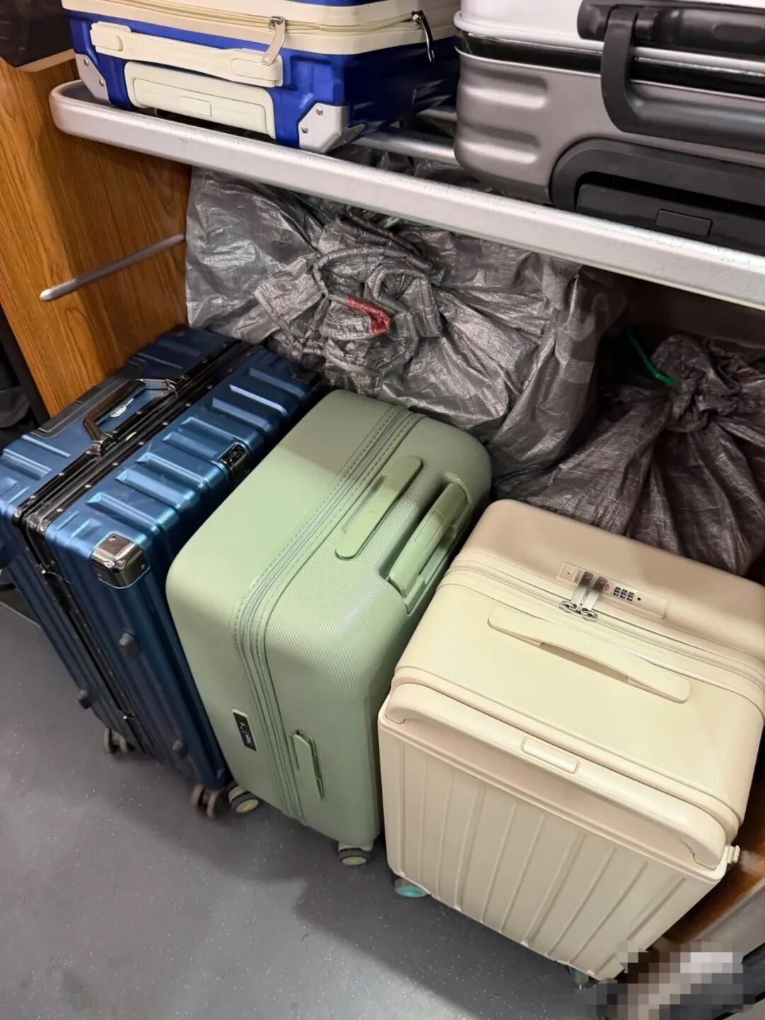 高铁急送包裹被指挤占旅客行李空间，12306回应：将受理反馈