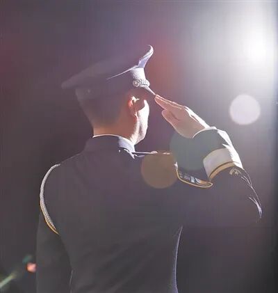 “爸爸抓坏蛋，不能画脸，英雄要藏好的”