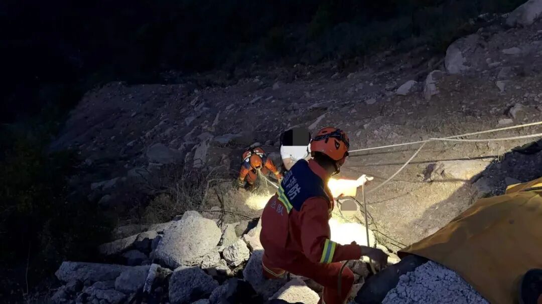 游客误入野山体力不支被困陡坡 门头沟消防紧急救援