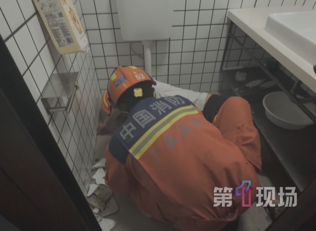 突发意外！深圳师傅修堵塞厕所，不慎栽“坑”……
