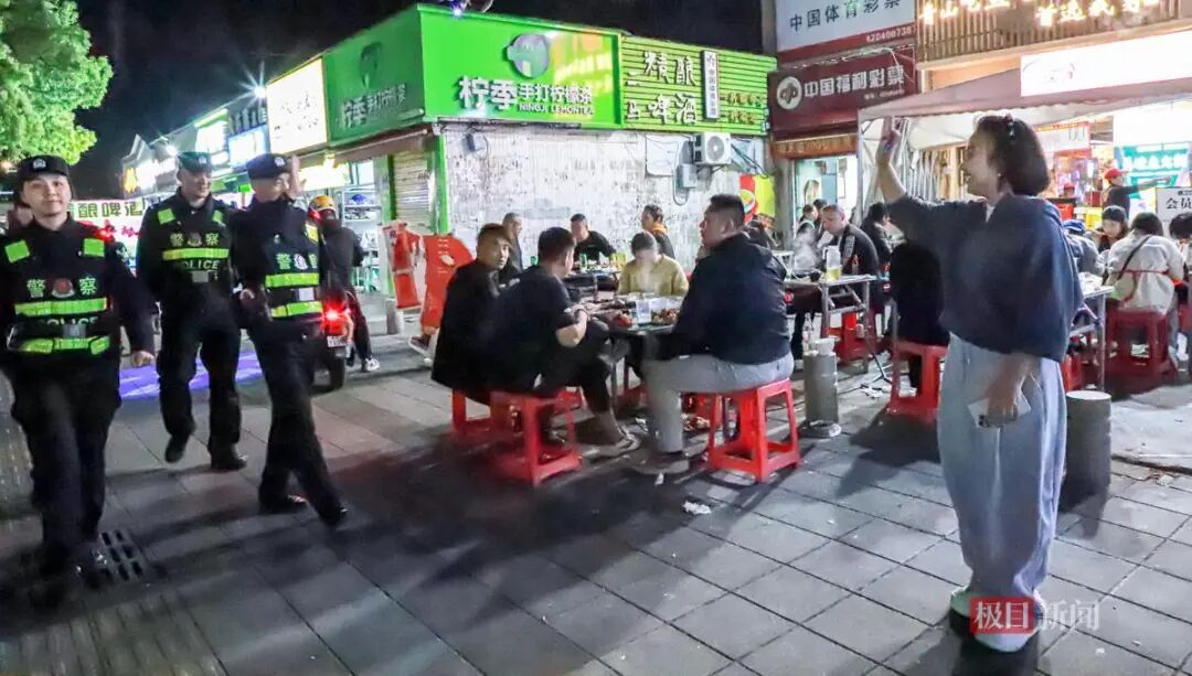 不像民警像“掌柜”，他把守护做成了“家常菜”