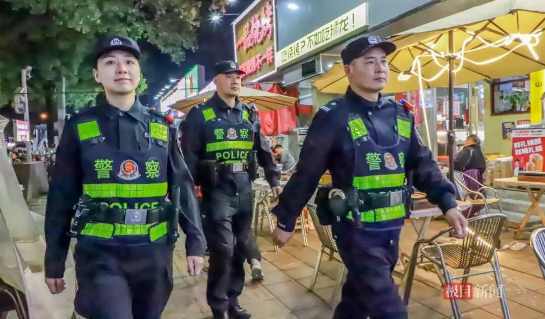 不像民警像“掌柜”，他把守护做成了“家常菜”