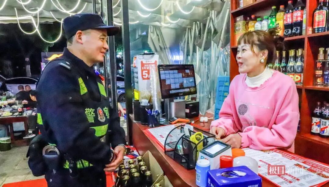 不像民警像“掌柜”，他把守护做成了“家常菜”