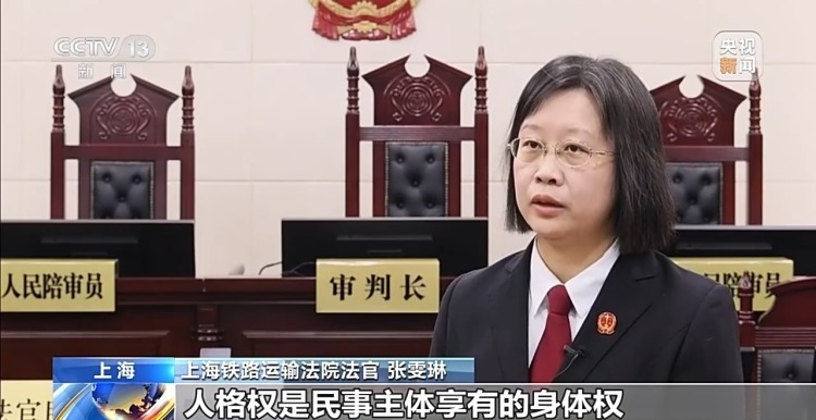 男子地铁强行挤座压到邻座 法院判决：必须道歉