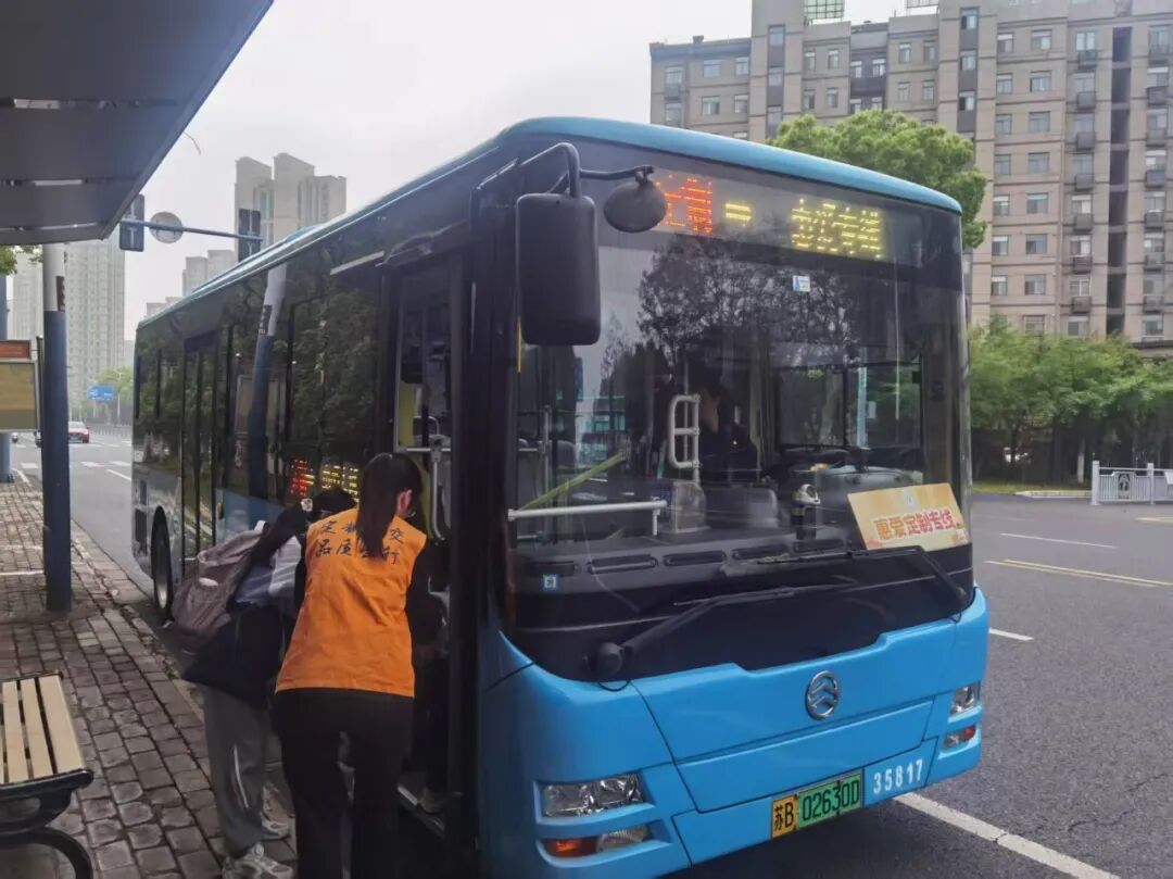 一座城的温柔：公交车为两姐妹多绕7公里