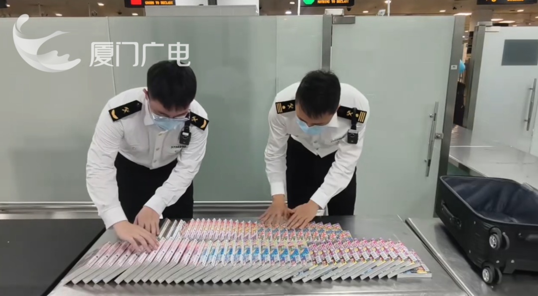 “人肉”走私“小黄书”！厦门机场海关查获淫秽书籍65册