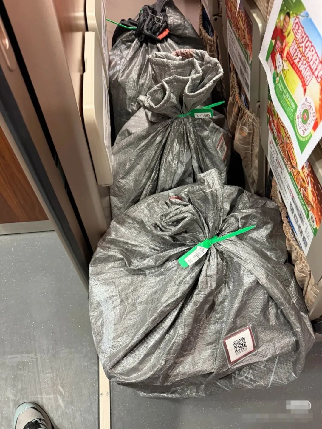 高铁急送包裹被指挤占旅客行李空间，12306回应：将受理反馈