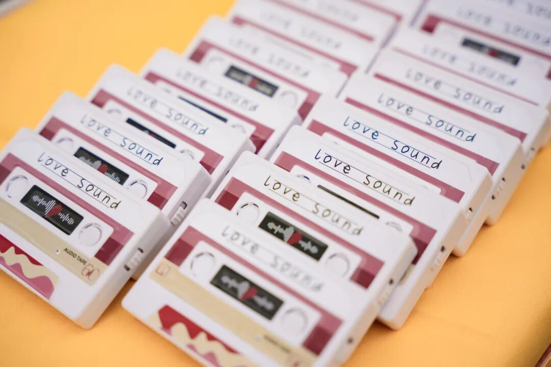 合肥街头出现黄色邮筒，里面装满了给骑手的“悄悄话”