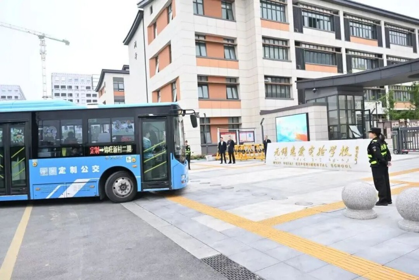 一座城的温柔：公交车为两姐妹多绕7公里