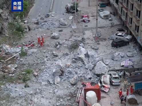 广西河池凤山突发岩石崩塌 44户130人紧急转移