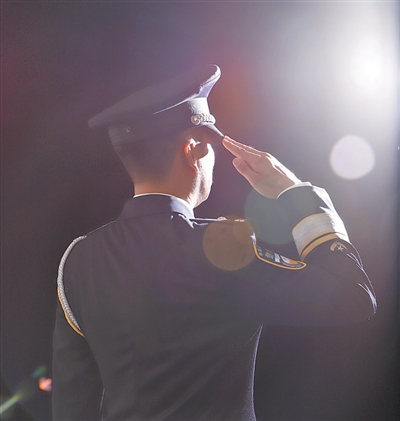 没有公开姓名，也没有露出过真容，他叫“王警官”