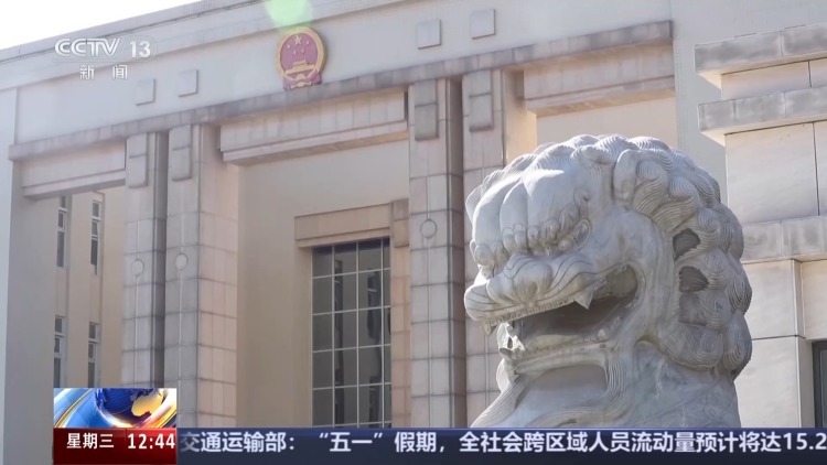 地铁进站被挡水板绊倒骨折 谁担责？法院这样判