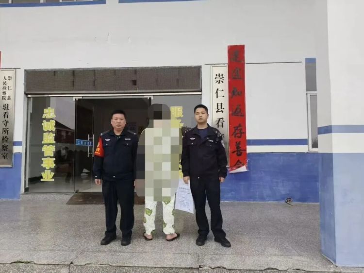 河边男子步态诡异！几名学生直接报警！