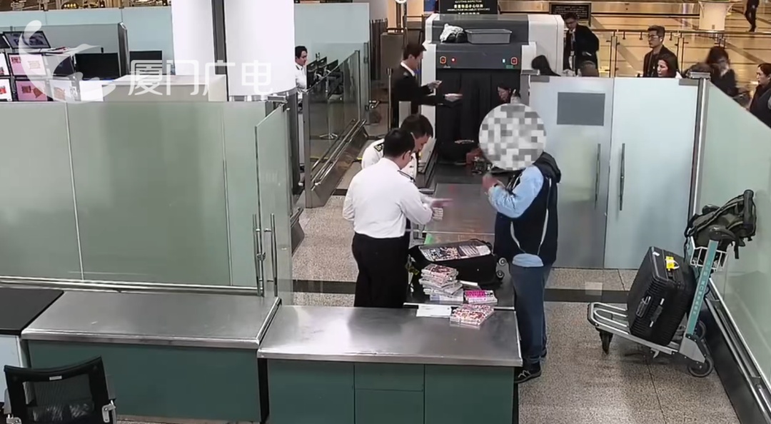 “人肉”走私“小黄书”！厦门机场海关查获淫秽书籍65册