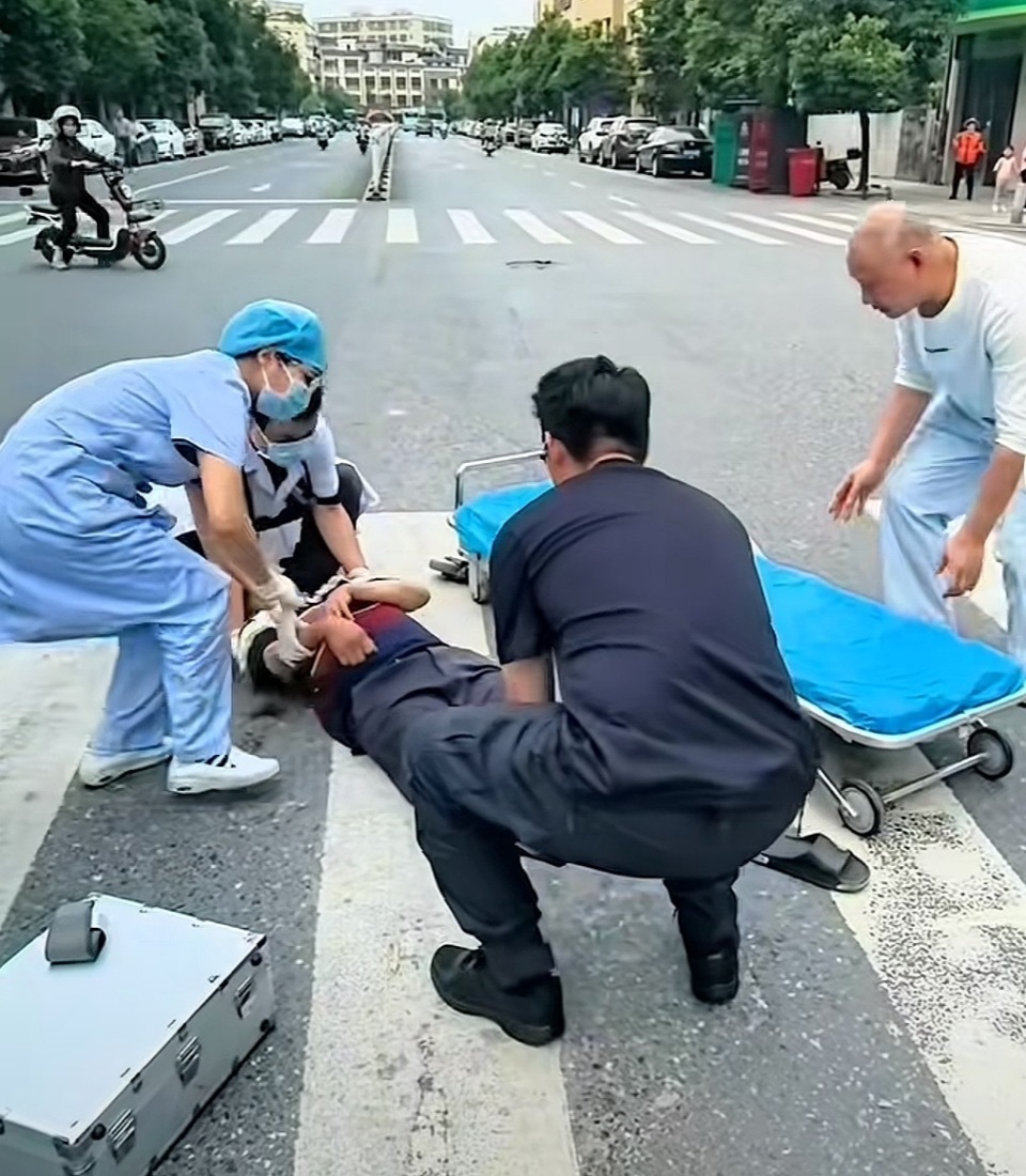 “我的职业不允许不管！”清远高校教师救助倒地老人，回应“怕被讹”担忧：老人已出院