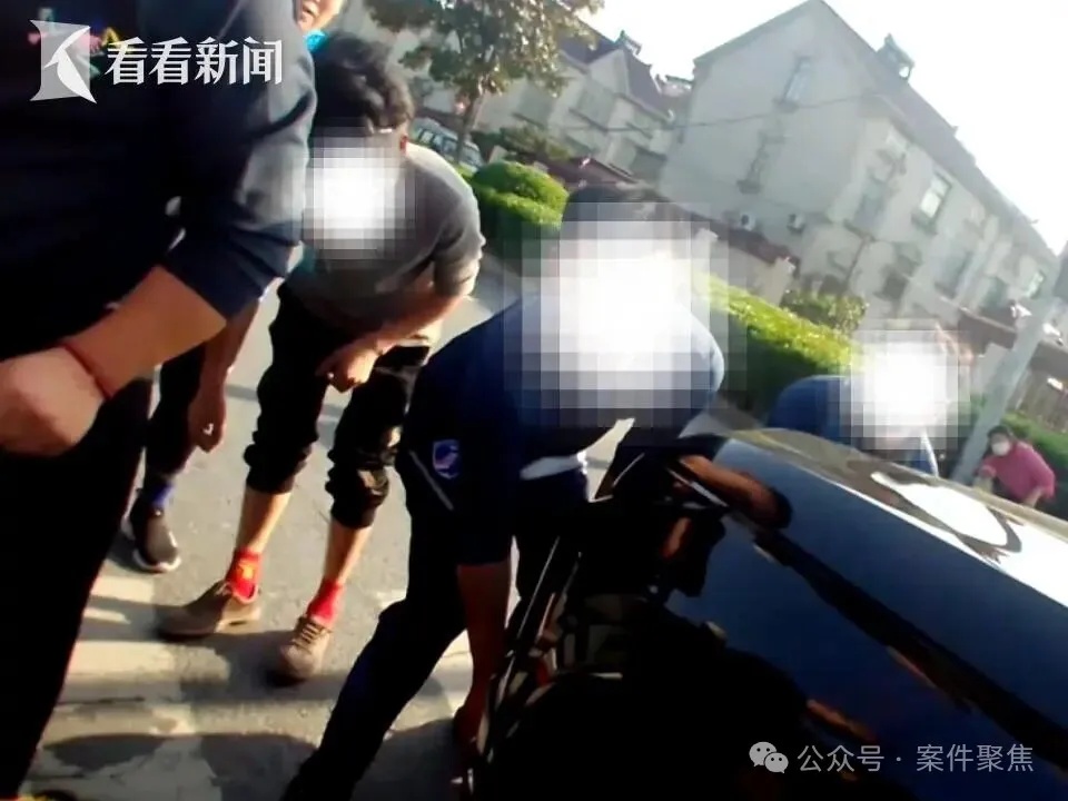 “一、二、三，抬！” 女孩过马路被撞到，腿卡在车轮下，上海警民合力，抬车救人→