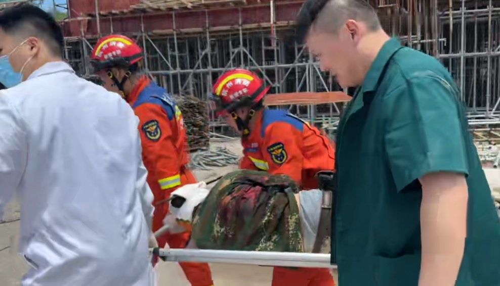 揪心！男子肩膀被钢筋贯穿，消防员上演“硬核”救援