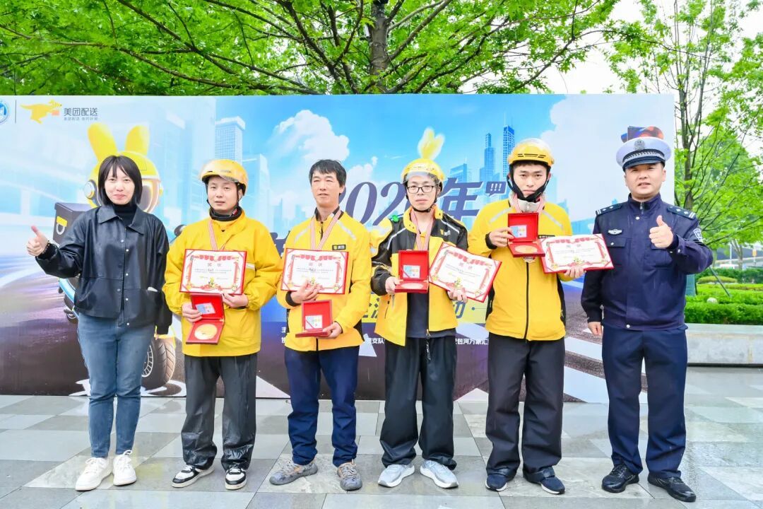 合肥街头出现黄色邮筒，里面装满了给骑手的“悄悄话”