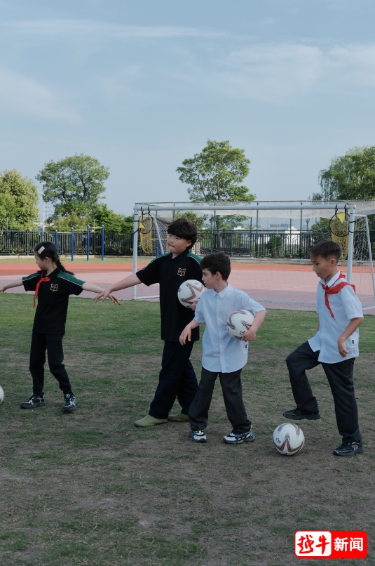 8岁伊朗男孩断联42天后，重返中国学堂！网友热泪盈眶