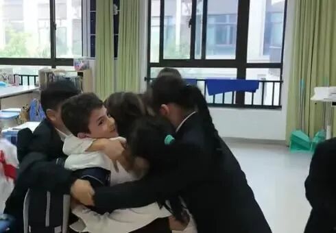 8岁伊朗男孩断联42天后，重返中国学堂！网友热泪盈眶