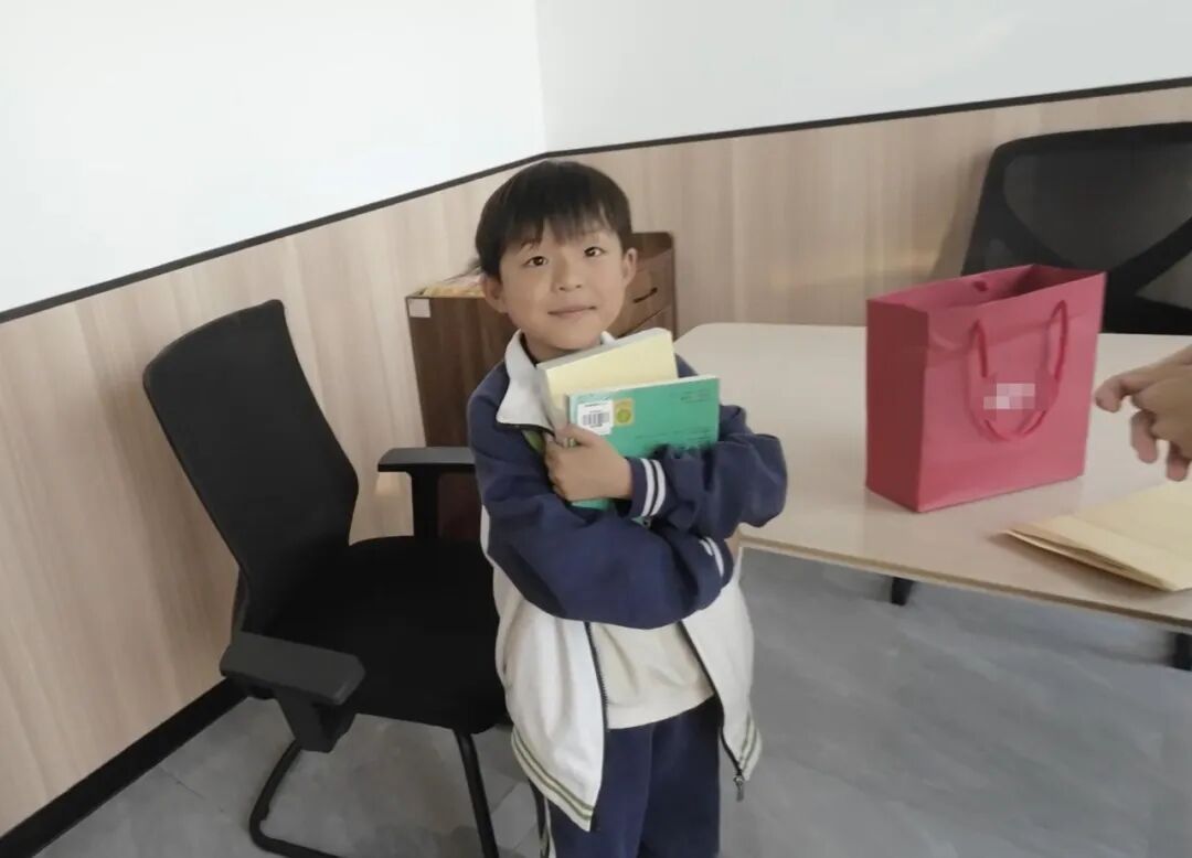 杭州7岁男孩捡到电话手表，民警跑专卖店充电寻人，失主送来图书感谢