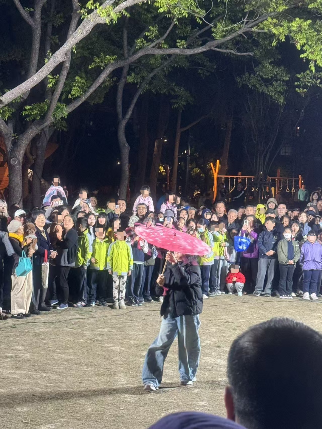 卡皮巴拉、大蟒蛇……上海多地再现街头马戏团！孩子哭闹着非得要，家长无奈掏钱