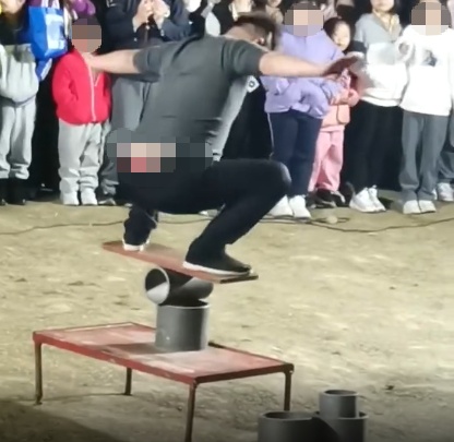 卡皮巴拉、大蟒蛇……上海多地再现街头马戏团！孩子哭闹着非得要，家长无奈掏钱