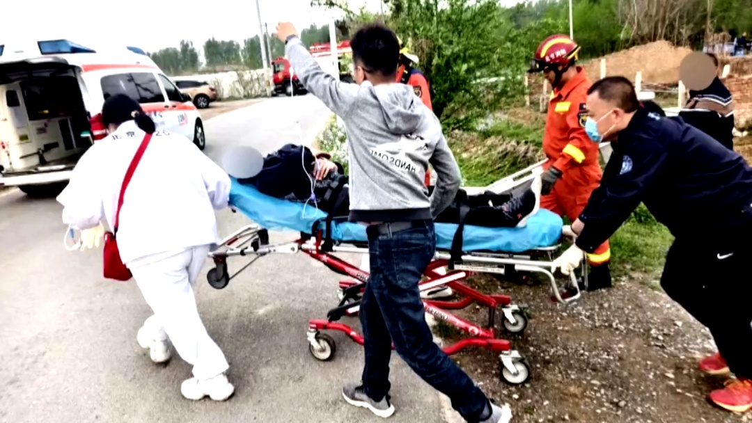 男子被卡树上7小时 北京消防科学施救化险为夷