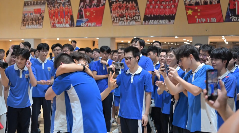 “小何，别陷在遗憾里！”高二男生当场爆哭，“没想到我是主角……”