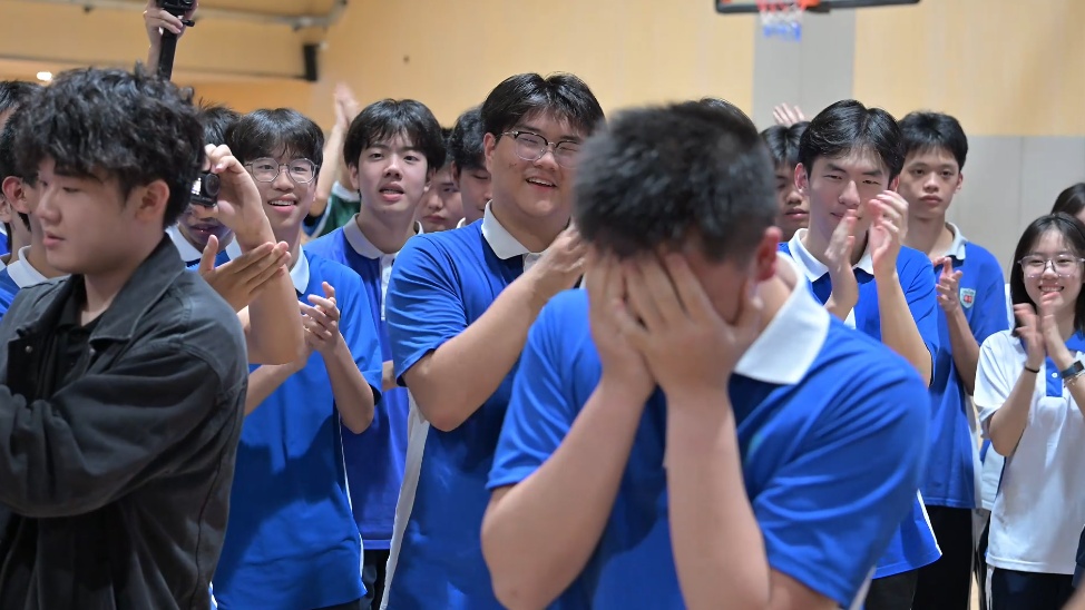 “小何，别捂腿了！”高二男生当场爆哭，网友也看哭了