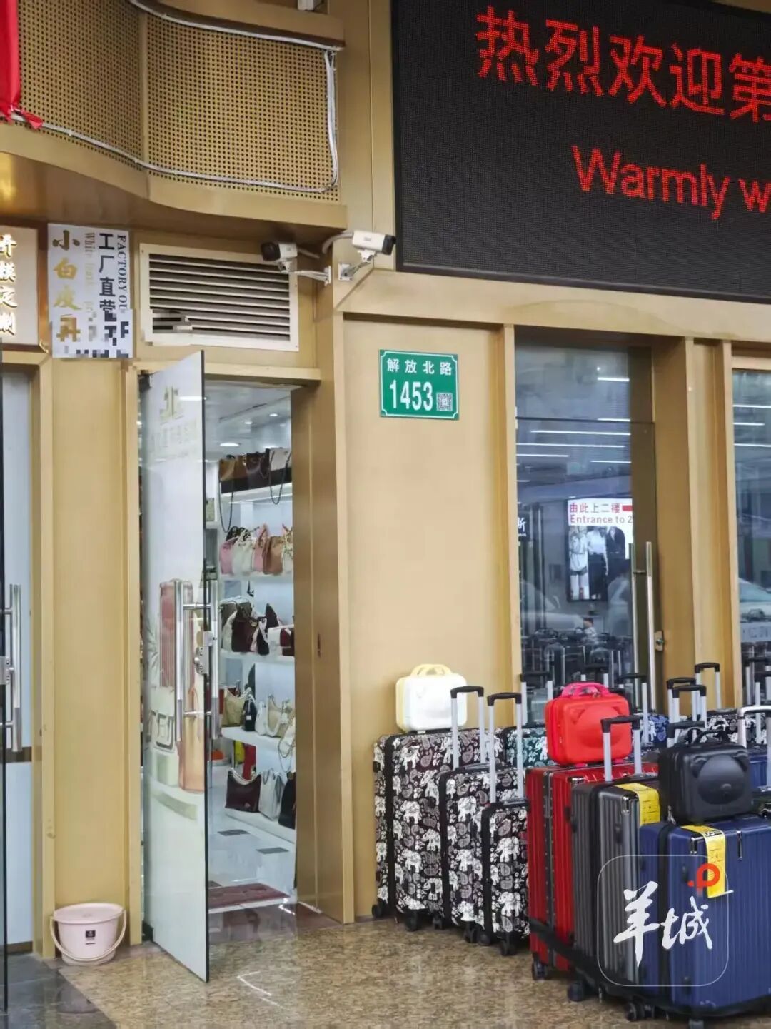 女子买99元化妆品收到密码箱，为获取密码“扫码添加顾问”后被套路万元，律师解读→