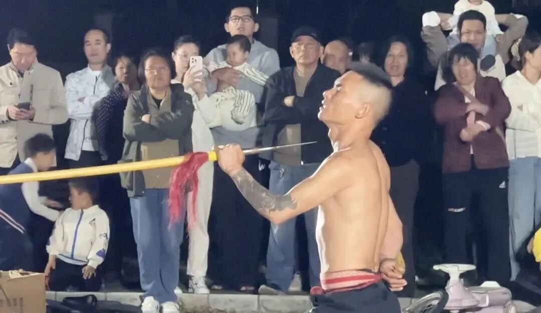 卡皮巴拉、大蟒蛇……上海多地再现街头马戏团！孩子哭闹着非得要，家长无奈掏钱