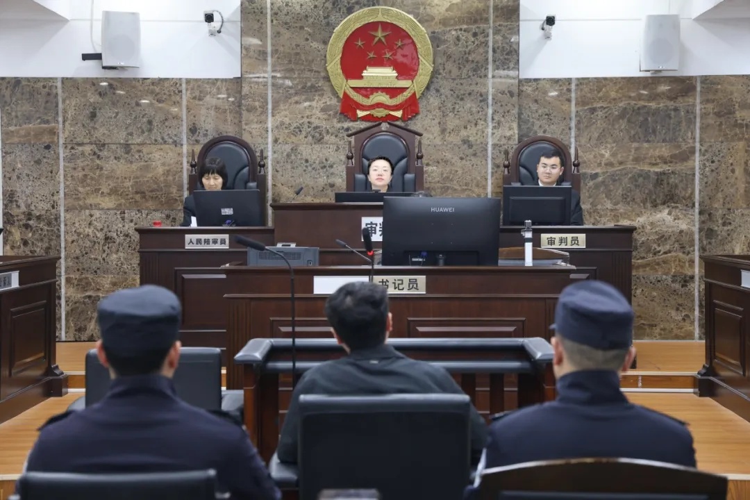 湖南长沙男子潜入工地盗挖文物，在某二手平台以7.5万元价格倒卖，被判刑6个月缓刑一年