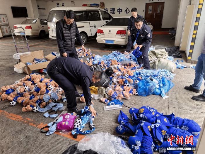 大连警方破获仿冒大连英博足球队周边产品案 抓获嫌犯12人