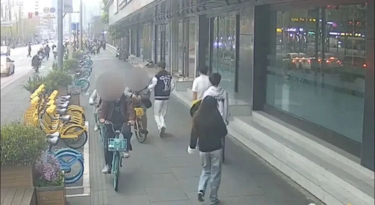 “你把我手机碰坏了！”四人团伙专挑学生碰瓷，半个月内作案7起，成都武侯公安：抓！