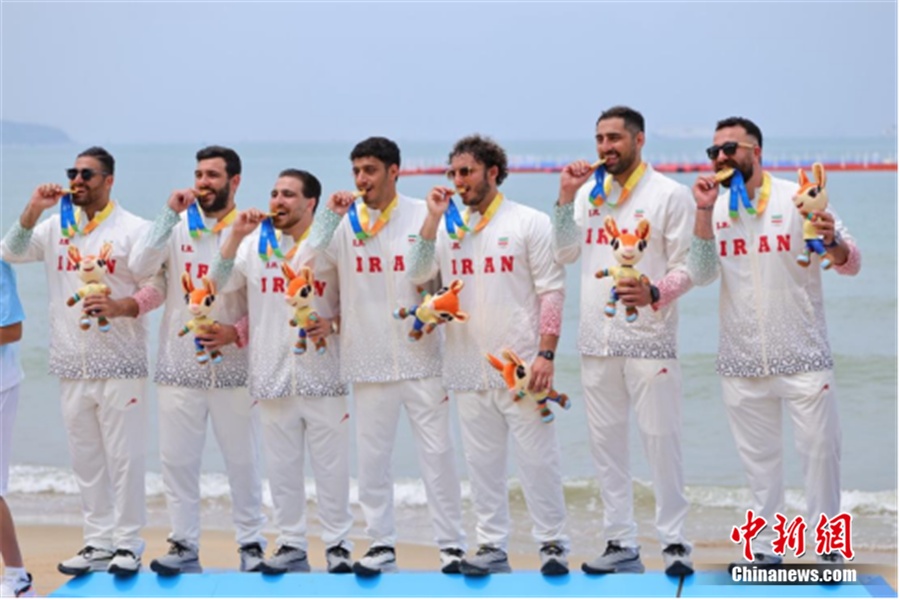 “胜利献给伊朗人民！”