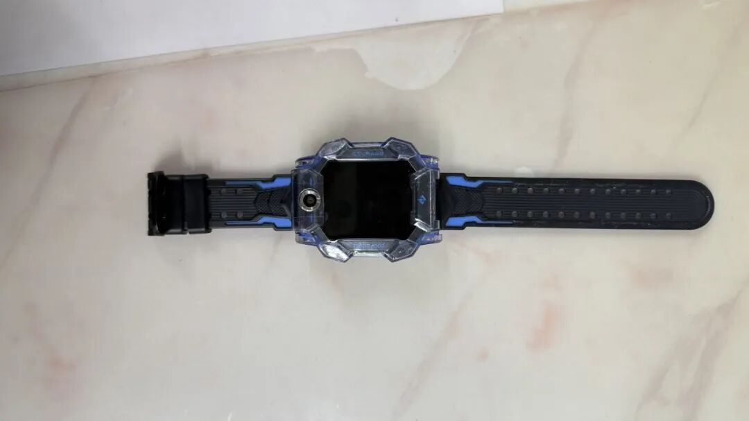 杭州7岁男孩捡到电话手表，民警跑专卖店充电寻人，失主送来图书感谢