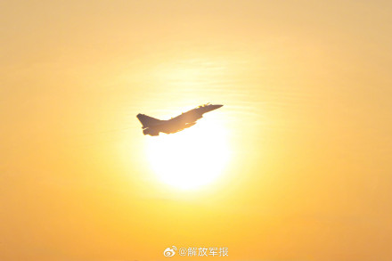 当战机遇上霞光，惊艳！