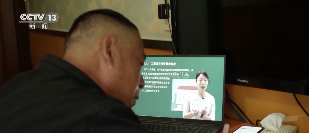 “工地搬砖大叔”9年考下13证，今年将拿到本科文凭！