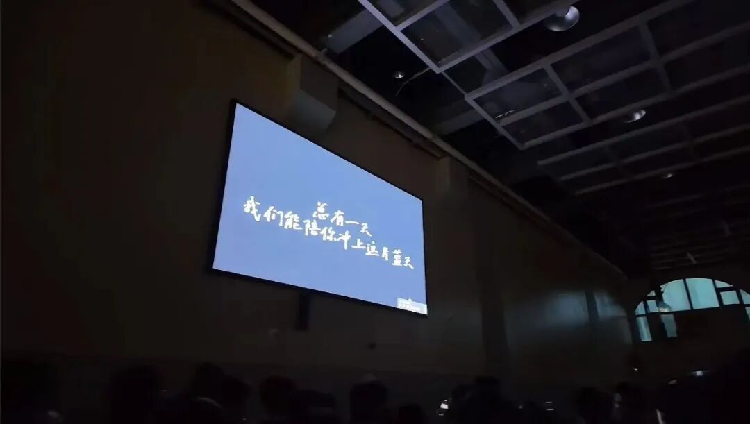 “小何，别捂腿了！”高二男生当场爆哭，网友也看哭了