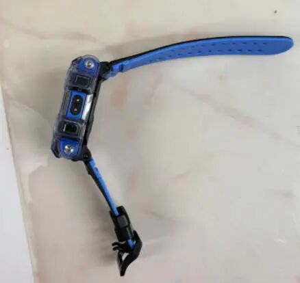 杭州7岁男孩捡到电话手表，民警跑专卖店充电寻人，失主送来图书感谢