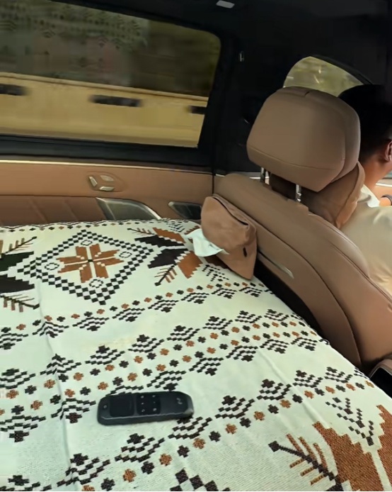 汽车行驶中，后排座椅放倒当床睡，违法吗？