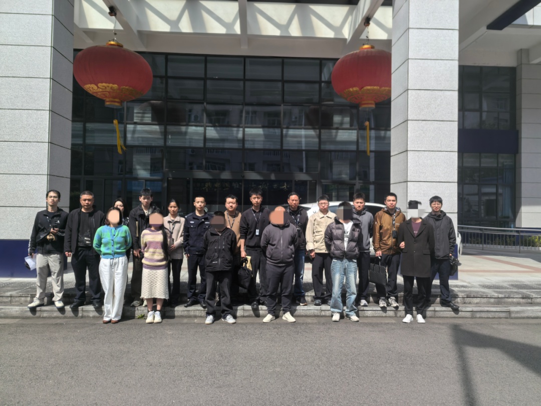 赵某等人为“博眼球、赚流量”，开展低俗直播“斗狠PK”，账号被封！13人被抓