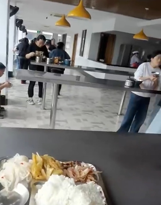 浙江一公司食堂只有桌子没有座椅 员工全程站着吃饭 工作人员：站着吃效率更高