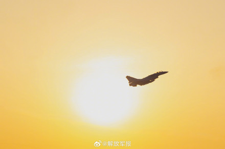 当战机遇上霞光，惊艳！