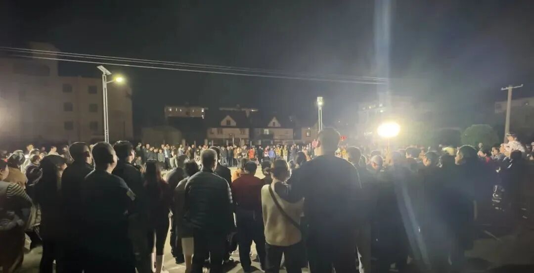 卡皮巴拉、大蟒蛇……上海多地再现街头马戏团！孩子哭闹着非得要，家长无奈掏钱