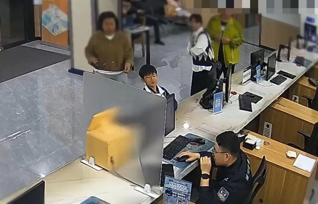 杭州7岁男孩捡到电话手表，民警跑专卖店充电寻人，失主送来图书感谢