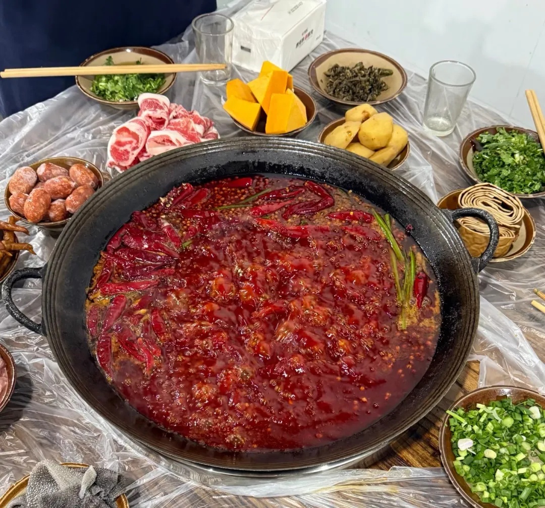 18岁女孩持续三五年大便出血，每次排便出血量达三五百毫升，因失血性休克抢救