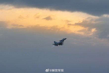 当战机遇上霞光，惊艳！